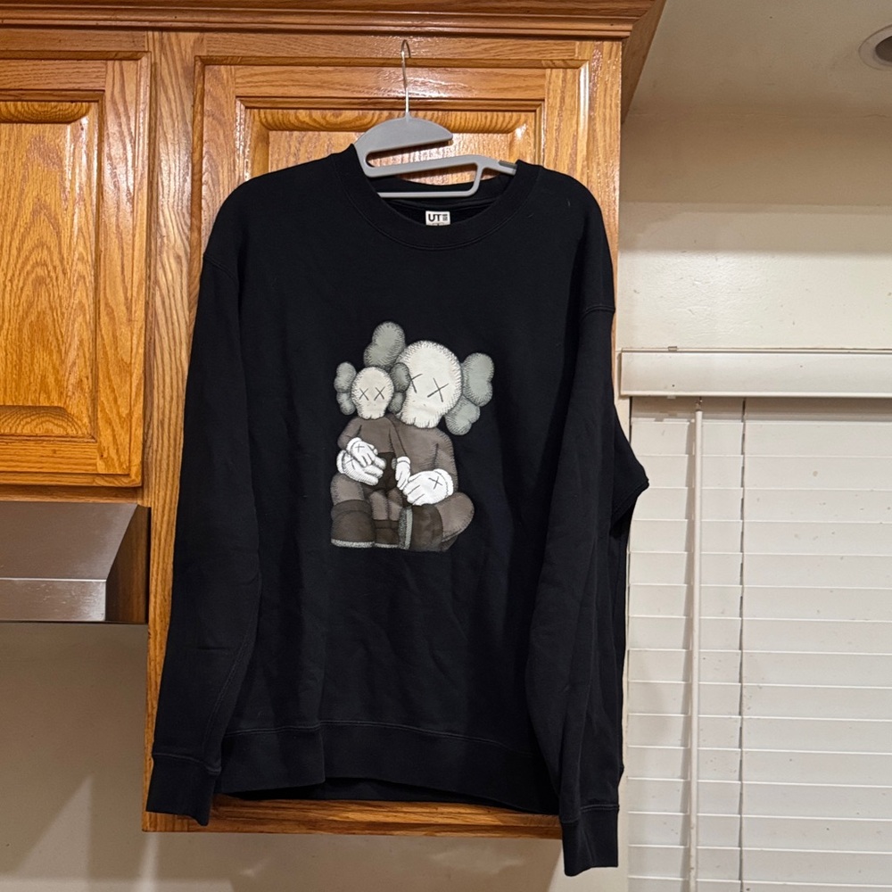 MEN’s Uniqlo x Kaw Black Crewneck Sweater size MEDIUM (38-40)